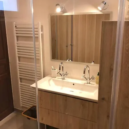 Duplex Avec Balcon Fleuri - Drouot Cadet * Paris