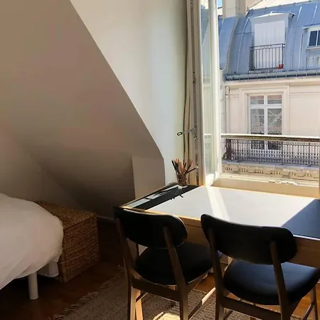 Duplex Avec Balcon Fleuri - Drouot Cadet