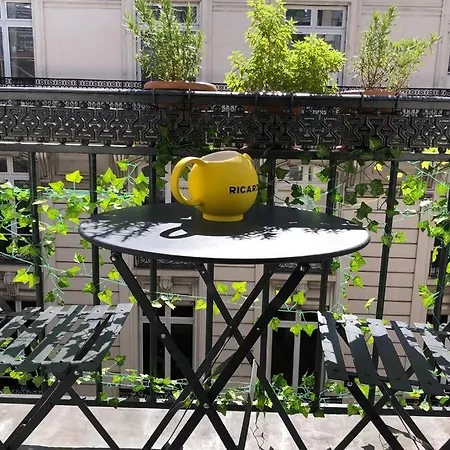 Duplex Avec Balcon Fleuri - Drouot Cadet * Paris