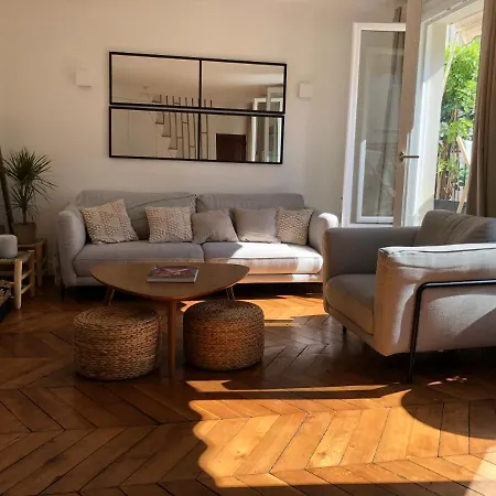 Duplex Avec Balcon Fleuri - Drouot Cadet * Paris